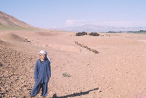 アフガン遊牧民のテントの前で