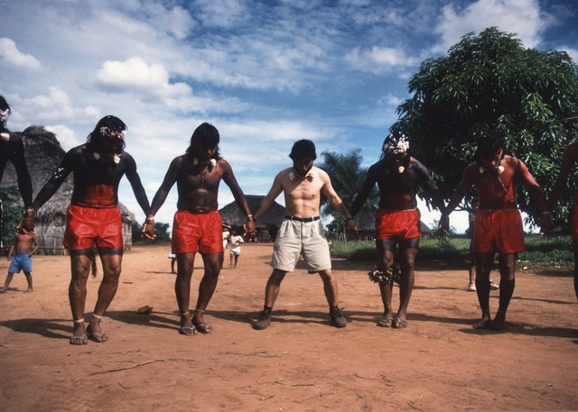 シャバンチ族と手を繋いで踊る