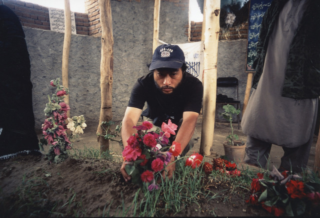 マスードの墓に花を手向ける