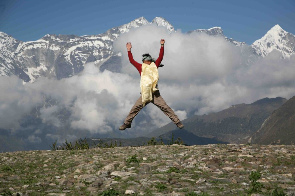 ネパール　ドルポ地方の取材を終え、エベレストの麓でジャンプ